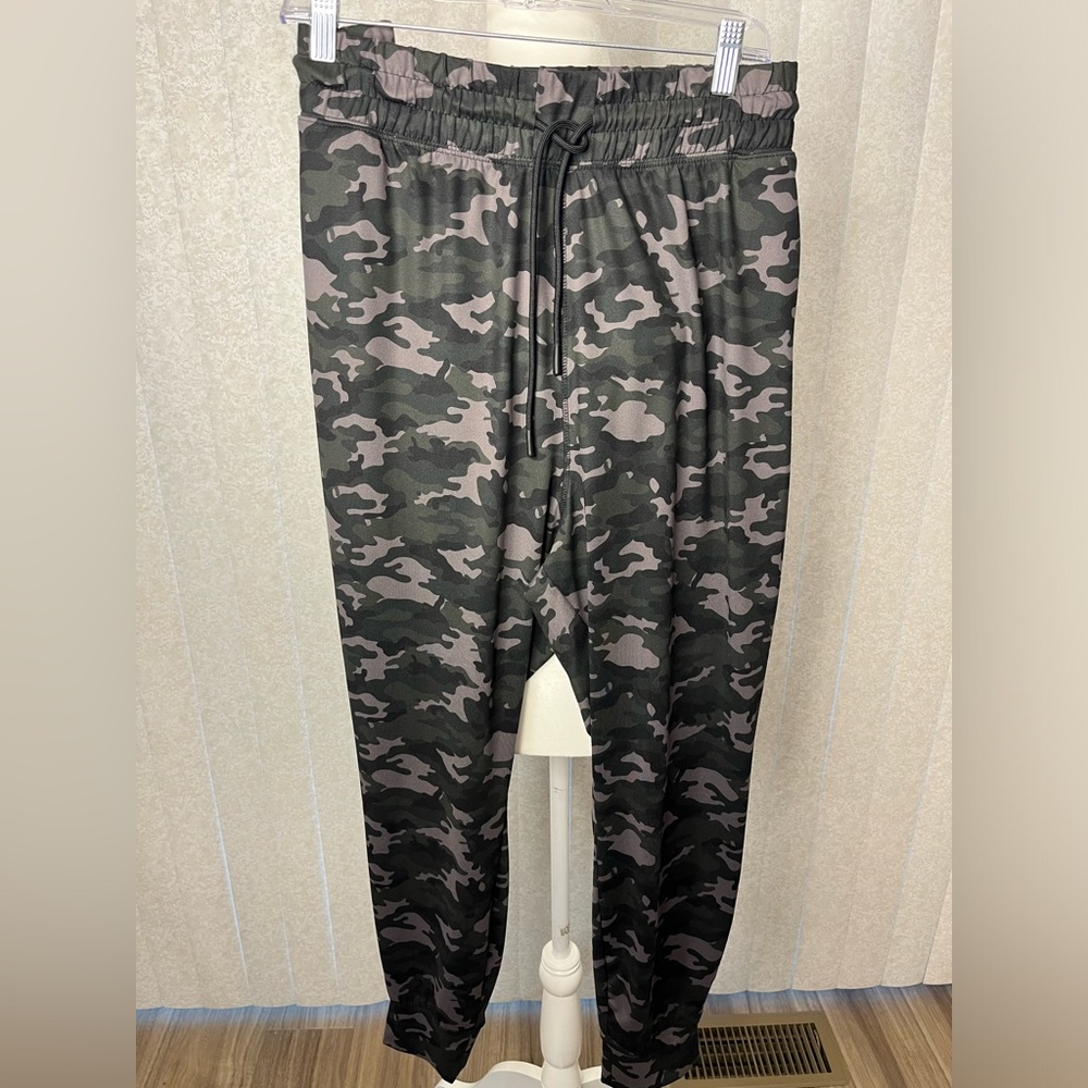 Fabletics Camouflage Medium Weight Athletic Joggers, size 2X.